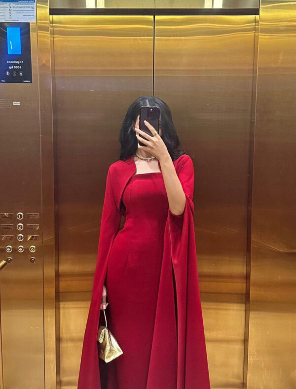 فستان احمر بأكمام طويلة من أليان