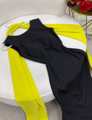 فستان اسود مع شال اصفر طويل من Alyan