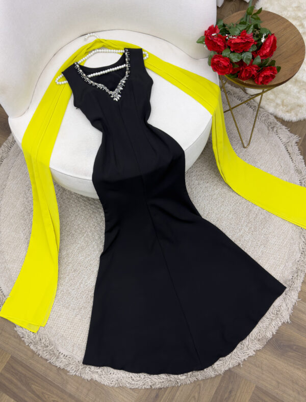 فستان اسود مع شال اصفر طويل من Alyan