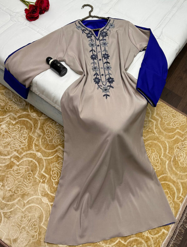 فستان طويل مطرز من Alyan