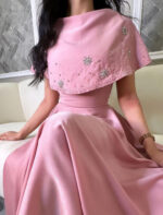 فستان زهري بتطريز الصدر من Alyanksa